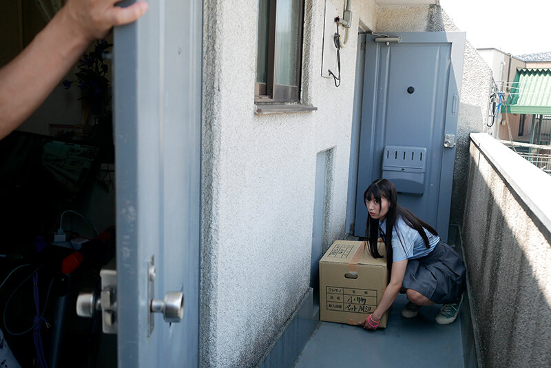 隣に住む女子校生が毎回精子を飲みにきます。 宇流木さらら 画像1