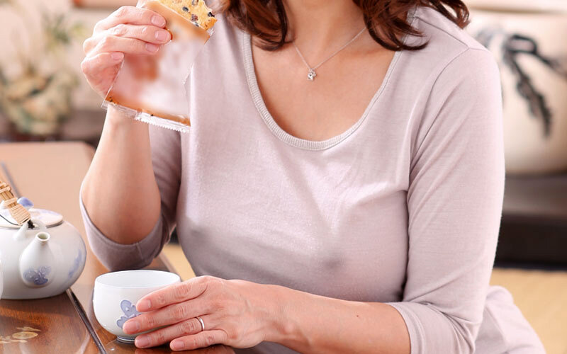 「こんなおばさんの乳首で興奮しちゃうの？」ノーブラの母は拒みつつも濡れていたので…4時間 画像5