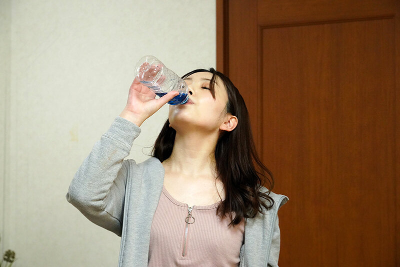 「媚薬なんか効くわけない」と飲み干した義母がまさかの発情？！家事をしながら家中のモノをズボズボ挿入！イキ潮まき散らしオナニー！！ 画像9