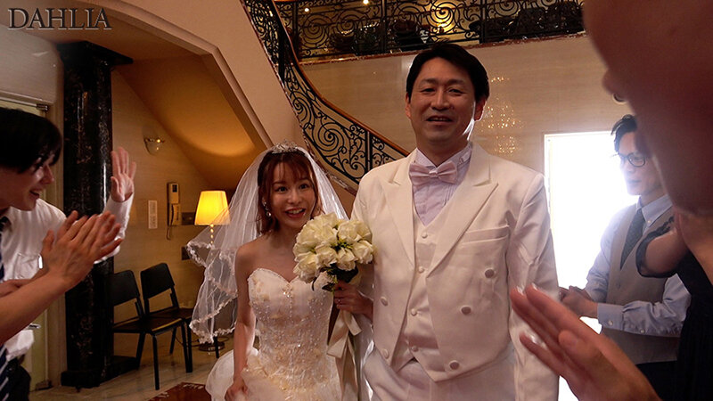 結婚式NTR 新婦が二次会のバチェラ乱交パーティーでヤラレまくっていた記録 入田真綾 画像1