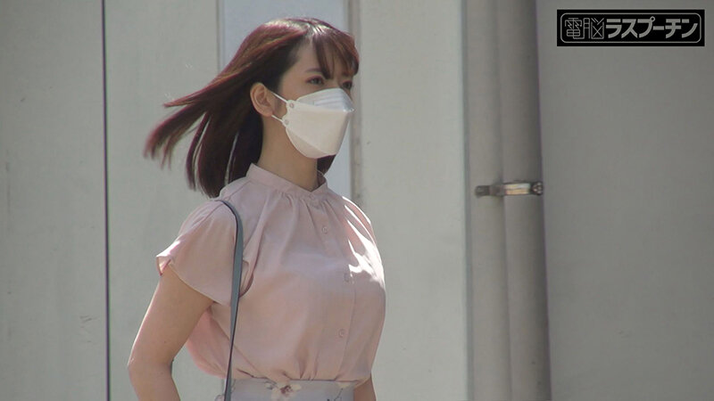 満員電車で前後を挟まれ羽交い絞め強●乳首開発される巨乳美女 小花のん 画像1