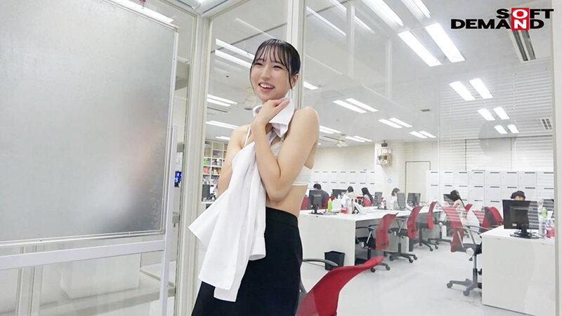 社内で業務中の女子新入社員に突撃・野球拳！総務部渡部花 画像3