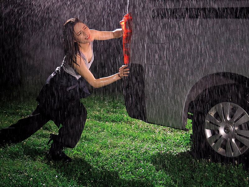 ガテン女上司と突然の豪雨で現場から帰れなくなり…カラダを温めあううち色っぽい濡れ髪濡れ肌に理性爆発ワゴン車が揺れるほどカーセク中出ししまくった 都月るいさ 画像2