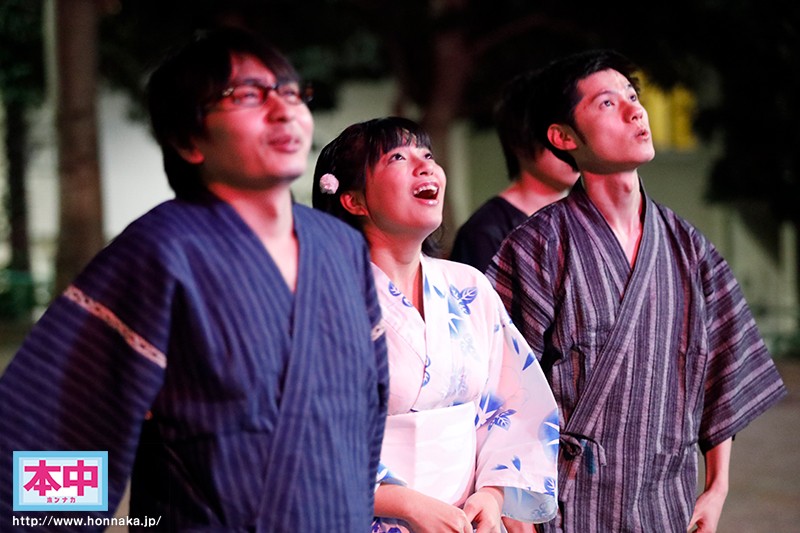 花火大会の夜、狂わせた突然の大雨片思いのクラスメイトと駆け込んだラブホ相部屋雨宿り中出し 根尾あかり 画像1